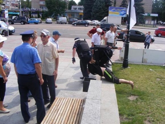 На Соборній міліція затримала депутатів міськради - батька й сина Булатецьких. Лідера "пенсіонерів" Матюшу забрала "Швидка"(фото)   