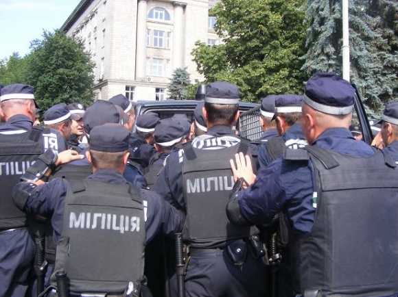 На Соборній міліція затримала депутатів міськради - батька й сина Булатецьких. Лідера "пенсіонерів" Матюшу забрала "Швидка"(фото)   