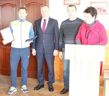 Бондаренко нагородив почесним знаком "За заслуги перед містом Черкаси" чотирьох спортсменів Бондаренко нагородив почесним знаком "За заслуги перед містом Черкаси" чотирьох спортсменів