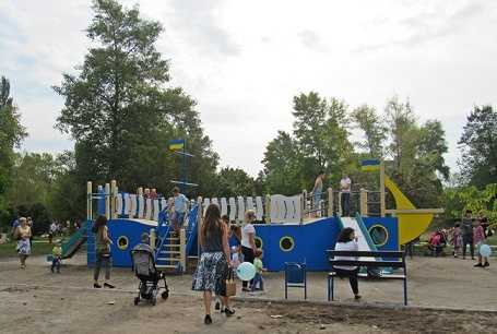 У Каневі на набережній Дніпра встановлено сучасний дитячий майданчик 