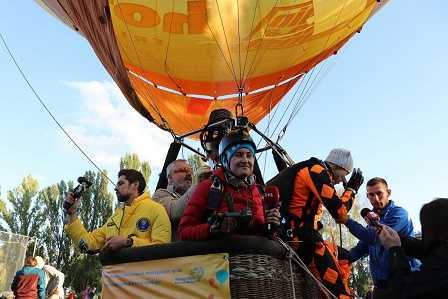 В Умані на фестивалі повітряних куль зафіксований перший в Україні тандем-стрибок з парашутом з повітряної кулі 