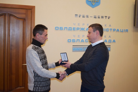 Учаснику АТО зі Шполянського району Валентину Олійнику вручили почесну нагороду "Холодний Яр" 