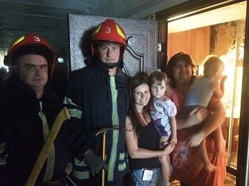 У Черкасах рятувальники допомогли матері потрапити до квартири, де без нагляду залишалися двоє дітей 