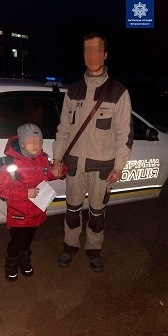 У Черкасах патрульна поліція розшукала 6-річного хлопчика, який розминувася з батьком на шляху зі школи додому 