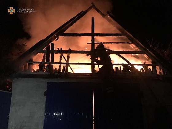 В Уманському районі ліквідовано пожежу в гаражі 