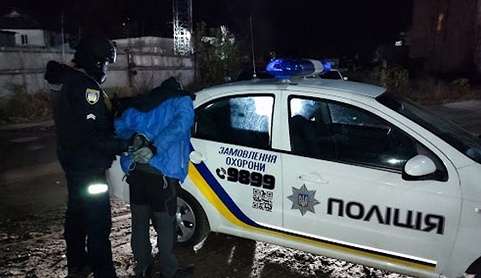 Уночі на вул. Іллєнка в Черкасах затримали чоловіка, який намагався вкрасти кабелі з території ПАТ 
