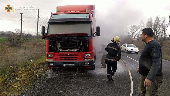 На Кам'янщині під час руху загорілася вантажівка VOLVO