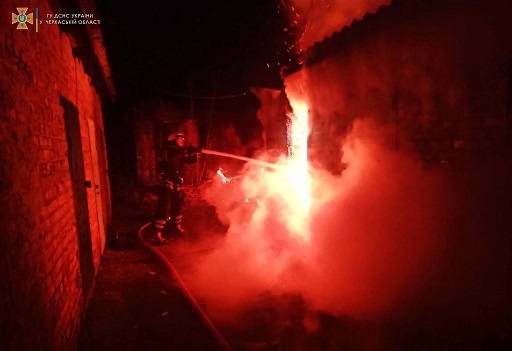 Уночі в Черкасах через підпал горіли надвірні споруди на Ярмарковій 
