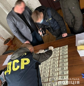 На Черкащині під час одержання 4 тис. доларів хабара затримано голову ОТГ 