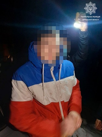 У Шполі викрадач авто заснув у салоні машини, де й був затриманий поліцейськими 