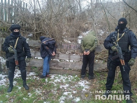 У Корсунь-Шевченківському під час затримання трьох наркоторгівців поліцейські стріляли по їхньому авто