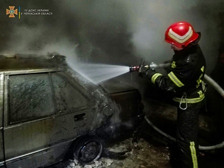 В Умані в приватному домоволодінні ліквідували пожежу в гаражі 