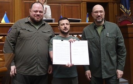 Зеленський, Шмигаль та Стефанчук підписали заяву про досягнення повноцінного членства України в ЄС 