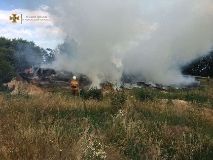 На Жашківщині через пожежу Mercedes згоріло 70 тонн соломи, - ДСНС 