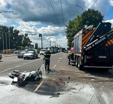 На Смілянській у Черкасах зіштовхнулися 2 авто та мотоцикл. Одна людина травмована 