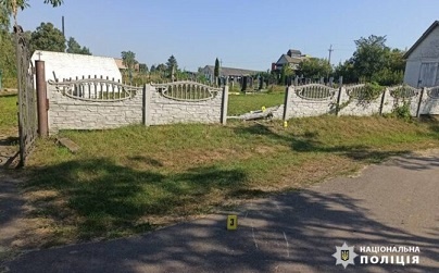 У селі на Звенигородщині 13-річна дівчинка в'їхала на скутері в паркан. Зараз з переломами в лікарні 