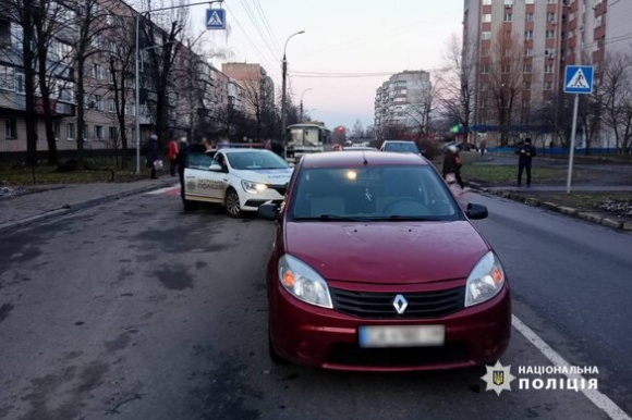 На вул. Залізняка в Черкасах водійка Renault Sandero збила двох жінок. Постраждалі в лікарні 