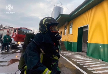 У Каневі триває ліквідація пожежі на території підприємства, - ДСНС 