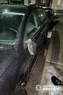На вул. Академіка Корольова в Черкасах нетверезий чоловік кулаками пошкодив 8 припаркованих авто 